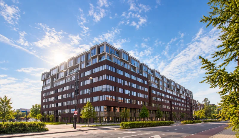 Modern appartementencomplex aan zonnige stadsstraat